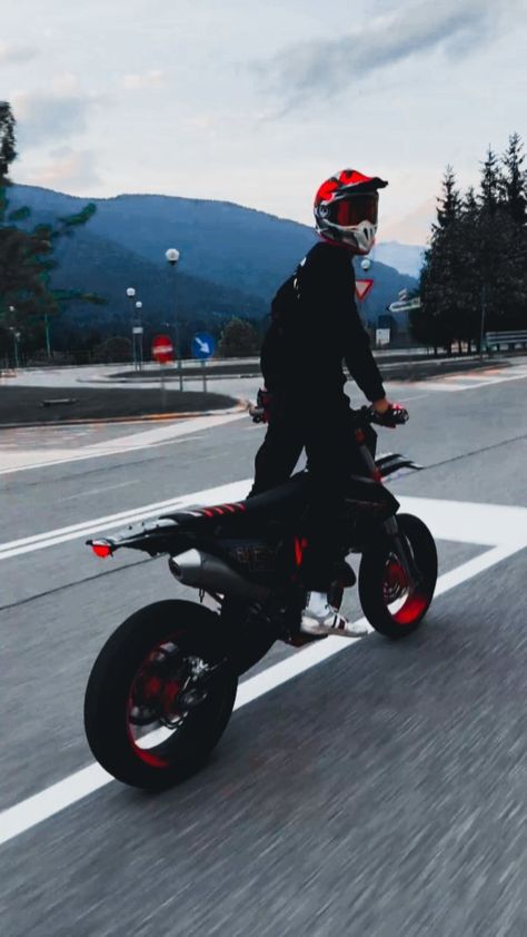 Dirtbike Aesthetic, Dirt Bike Aesthetic, Supermoto Wallpaper, Dirtbike Wheelie, Bikers Vs Surfers, Anime Helmet, Bike Aesthetic Wallpaper, Mx Wallpaper, Art Girl Outfit