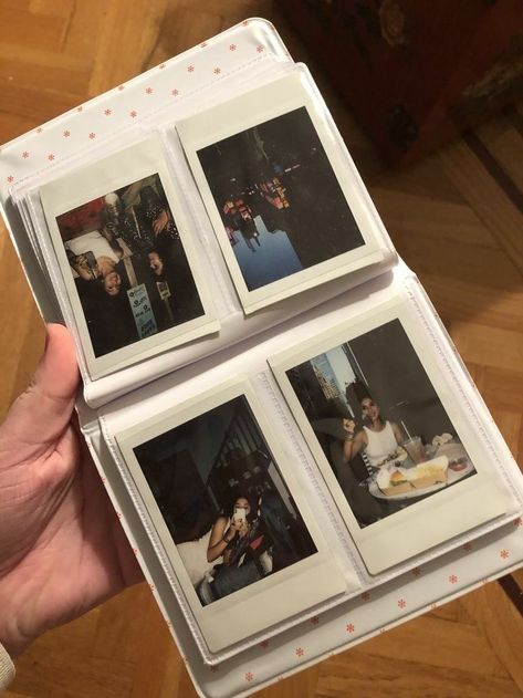 Picture Album Aesthetic, Aesthetic Photo Album Ideas, Polaroid Scrapbook Ideas, Photo Album Aesthetic, Polaroid Scrapbook, Polaroid Book, Polaroid Album, Photo Polaroid, Album Aesthetic