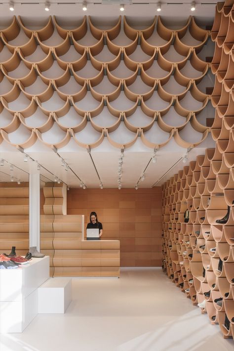 Gallery of Camper Paseo de Gracia / Kengo Kuma & Associates - 15 Interior Cladding, Camper Store, Ceiling Plan, Retail Interior Design, Kengo Kuma, Retail Concepts, Interior Minimalista, Interior Concept, Retail Interior