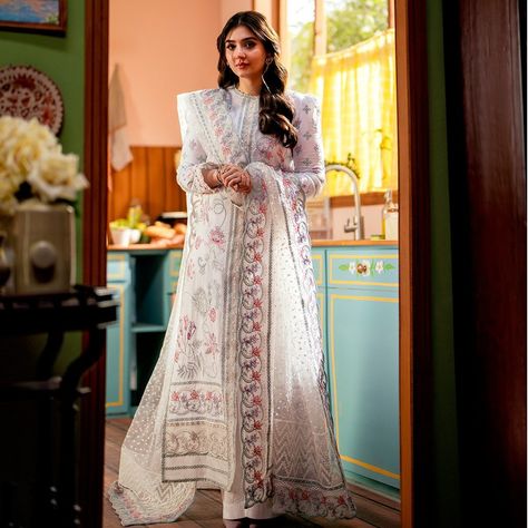 Panel Shirt Design, White Dupatta, Pakistani Boutique, Lawn Design, Ootd Instagram, Pakistani Lawn Suits, Readymade Saree, Lawn Dress, Summer Nature