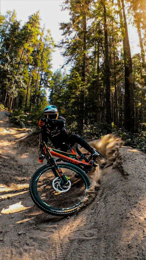 Mtb Photography, Extreme Mountain Biking, Freeride Mtb, Bike Women, Mountain Biking Photography, Mt Bike, Mountain Bike Art, Bicycle Mountain, Image Moto