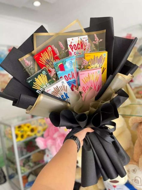 Chocolate Buke Gift, Snack Bucket Gift, Birday Gift Ideas, Snack Flower Bouquet, Bucket Snack Ideas, Bucket Pocky, Bucket Snack Graduation, Pocky Bouquet, Snack Bucket Ideas