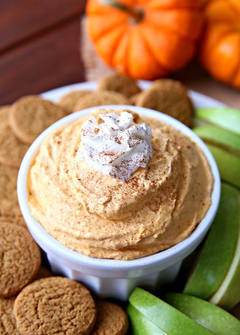 Pumpkin Pie Dip - A creamy dip with all the flavors of fall in one bowl. Perfect for dipping cookies and fruit. Pumpkin Pie Dip Recipe, Pumpkin Dip Recipe, 5 Minute Recipe, Pumpkin Pie Dip, The Chunky Chef, Pumpkin Cream Cheese Pie, Chunky Chef, Pie Dip, Dip Easy