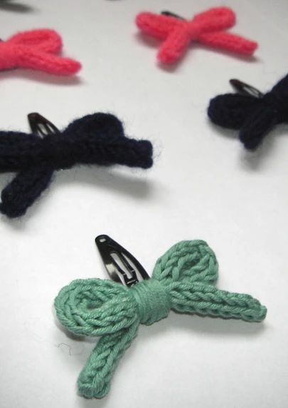 Wire Knitting, Spool Knitting, Crochet Hair Clips, Lucet, Knitted Wire, French Knitting, Crochet Hair Accessories, Finger Knitting, Knitting Instructions