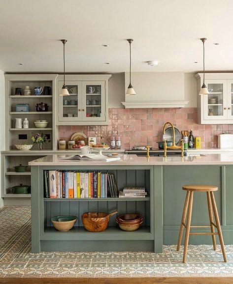 Green Kitchen Island, Dark Green Kitchen, Sage Green Kitchen, Green Kitchen Cabinets, Kitchen Inspiration Design, Kitchen Diner, Decor Minimalist, Green Kitchen, Traditional Kitchen