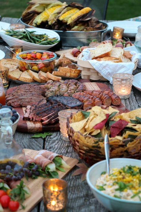 Summer Backyard Dinner with Recipes High End Bbq Party, Outdoor Summer Party Food Ideas Backyard Bbq, Bbq Table Set Up, Backyard Cookout Food, Backyard Dinner Party Food, Bbq Summer Party Food, Summer Bbq Food Backyard Parties, Bbq Platter Ideas, Backyard Party Setup Food Tables