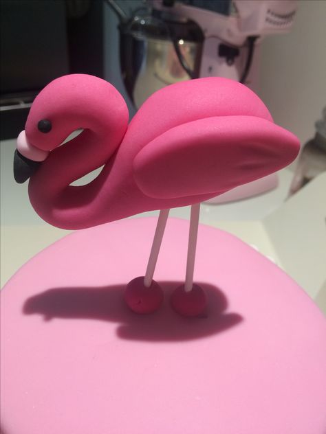 Fondant flamingo! Fondant Flamingo, Flamingo Cakes, Deco Cupcake, Flamingo Cake Topper, Violet Cakes, Pink Flamingo Party, Island Cake, Flamingo Cake, Flamingo Theme