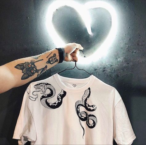 Bleaching Clothes, Tattoo T Shirt, Painted Clothes Diy, Denim Art, Tattoo T Shirts, Shirt Design Inspiration, Snake Design, Shirt Print Design, Painted Denim