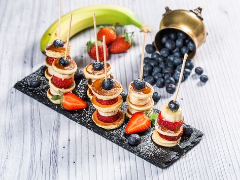 Pancake Plating, Mini Pancakes Ideas, Pancake Skewers, Dessert Skewers, Strawberries And Blueberries, Plating Ideas, Sweet Bar, Mini Pancakes, Beach Meals