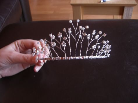 Follow these two youtube tutorials:    http://www.youtube.com/watch?v=WX5RVz0EnUw      http://www.youtube.com/watch?v=sstkhVsxZpw Tiara Diy Tutorials, How To Make A Fairy Crown, Fairy Tiara Diy, Wire Crown Diy, Diy Tiaras And Crowns, Diy Wire Crown, Bead Tiara, Wire Tiara, Fancy Headbands