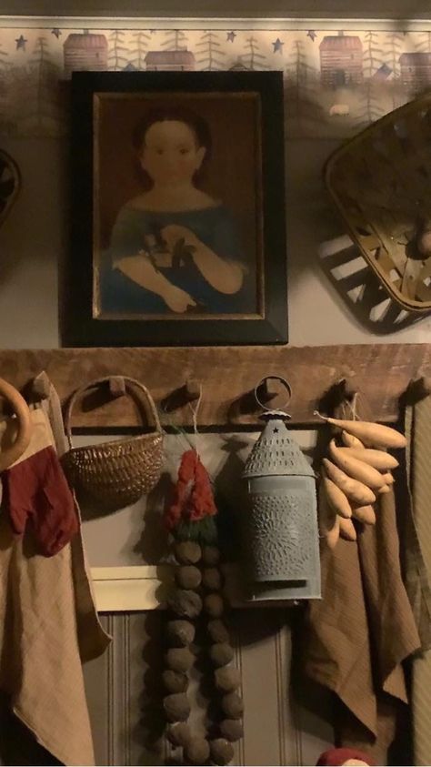 Primitive Peg Rack Decor, Cottage Ceramics, Primitive Bedroom Decor, Tavern Decor, Rustic Rooms, Primitive Fall Crafts, Primitive Home Decorating, Primitive Shelves, Colonial Kitchens