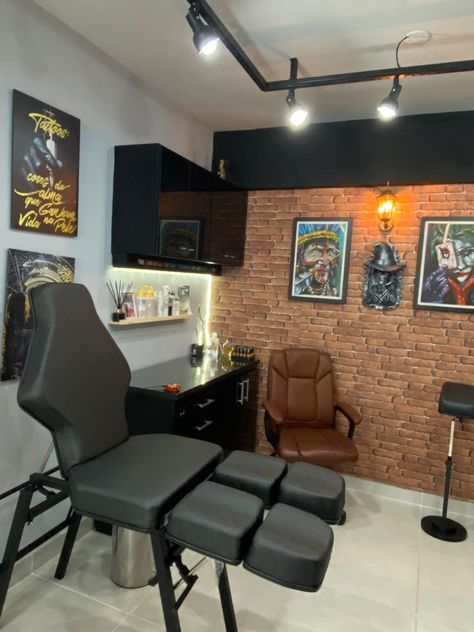 Tattoo Shop Interior, Studio Room Design, Tattoo Shop Decor, Tattoo Studio Interior, Tattoo Station, Tattoo Salon, Studio Tattoo, Beauty Room Design, Studio Room