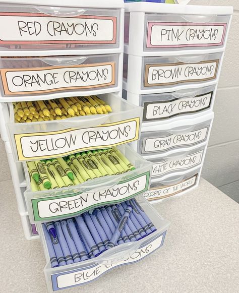 Teacher Supply Room Organization, Colored Pencil Organization Classroom, Kindergarten Teacher Resources, Marker Organization Classroom, Organizing Ideas Classroom, Classroom Marker Organization, Pencil Organization Classroom, Pre K Classroom Activities, Teacher Classroom Ideas Kindergarten