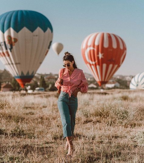 Hot Air Ballon Outfits, Capadocia Photo Ideas, Balloon Festival Outfit, Hot Air Balloon Festival Outfit, Hot Air Balloon Outfit, Turkey Pics, Hot Air Balloons Photography, Istanbul Photography, Hot Air Balloon Festival