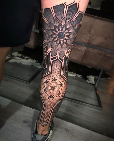 ➕ ➕ Tattoo Artis Geometric Tattoo Leg, Geometric Sleeve Tattoo, Maori Tattoo Designs, Muster Tattoos, Geometry Tattoo, Geometric Tattoo Design, Tattoos Geometric, Irezumi Tattoos, Leg Tattoo Men