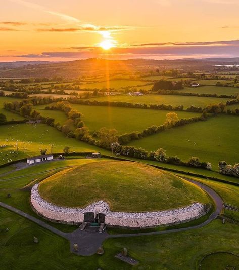 Newgrange Ireland, Ireland People, Backpacking Ireland, Ireland Culture, Ireland Aesthetic, Ireland Weather, Ireland Hotels, Ireland Beach, Places In England