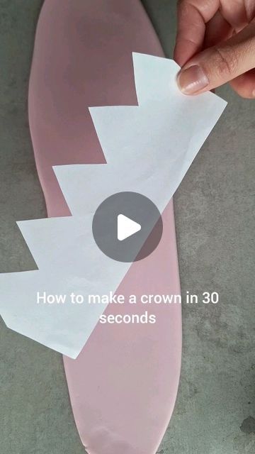 How To Make A Fondant Crown, Diy Princess Birthday Cake, Fondant Crown Tutorial, Fondant Crown Cake Topper, Crown Topper Cake, Crown Cake Ideas, How To Make A Crown, Birthday Cake With Crown, Crown Cake Design