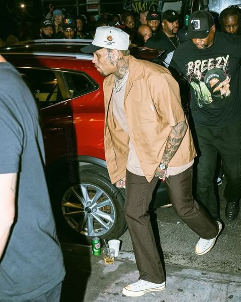 Chris Brown Outfits 2023, Chris Brown Fits, Chris Brown 2023, Breezy Aesthetic, G Eazy Style, Hat Outfit Men, Soft Boy Outfits, Pack Workout, Chris Brown Outfits