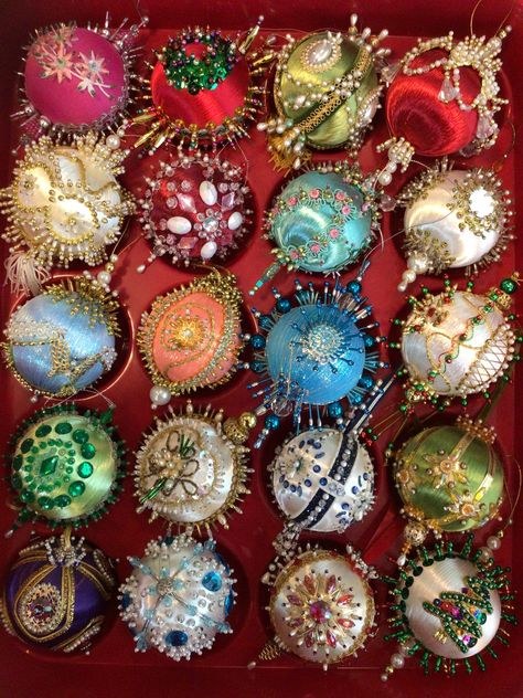 Vintage Christmas Ornaments 1950s, Sequin Ornaments, Beaded Christmas Ornaments, Christmas Wonderland, Christmas Ornaments Homemade, Christmas Memory, Christmas Ornament Crafts, Vintage Christmas Tree, Christmas Decorations Ornaments