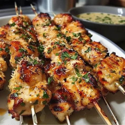 Garlic Parmesan Chicken Skewers – Naomi's Recipes Thread Chicken, Garlic Parmesan Chicken Skewers, Parmesan Chicken Skewers, Summer Chicken Recipes, Wooden Skewers, Chicken Skewer Recipe, Garlic Parmesan Sauce, Grilled Chicken Skewers, Grandma's Recipes