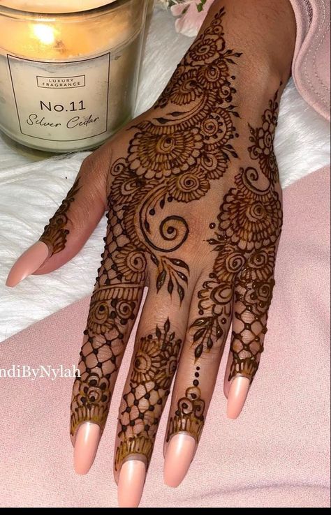 Henna Designs Traditional Indian Style, Hannah On Hand, Desi Henna Designs, Modele Henna Main, Graduation Henna, Henna Designs Wedding, Henna Designs Aesthetic, Henna Main, Mehndi Designs Modern