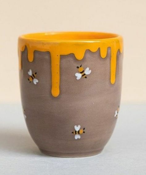 Honey Bee Pottery Painting, Polka Dot Pottery Painting Ideas, Bee Mug Painting, Pick And Paint Pottery Ideas, Bee Ceramic Painting, Ceramic Painting Ideas Easy Plates, Cute Simple Pottery Designs, Pottery Painting Ideas Bees, Easy Pottery Designs Painted