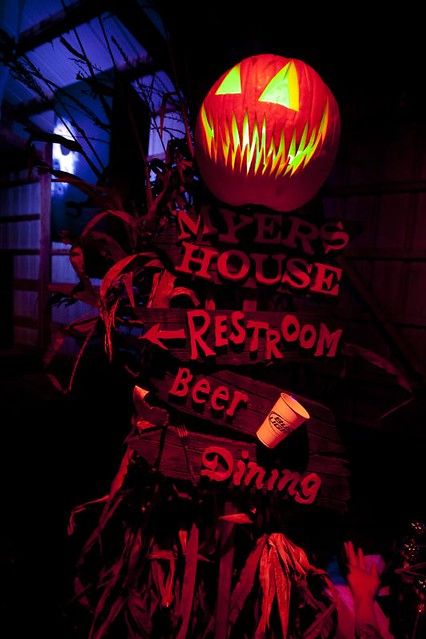 Halloween Forum, Halloween Entertaining, Nightmare On Elm Street, Creepy Halloween, Halloween Inspiration, Party Halloween, Color Changing Led, Halloween Movies, Halloween Signs