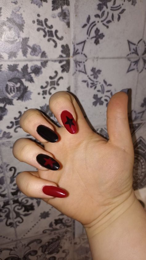 Red Witch Nails, Nail Ideas Gothic, Black And Dark Red Nails, Witch Nails Short, Nails White Chrome, Gothic Nail Designs, Black Nail Inspo, Red And Black Nail, Nail Designs Easy