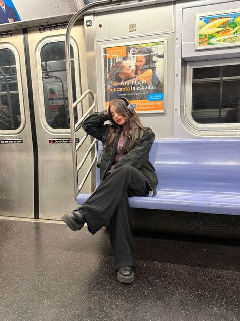 Subway Poses Aesthetic, Train Ig Pics, Nyc Subway Photoshoot, New York Subway Pictures, Nyc Subway People, Photo Pose Style, Girls Trip, Photo Poses, Fall Outfits