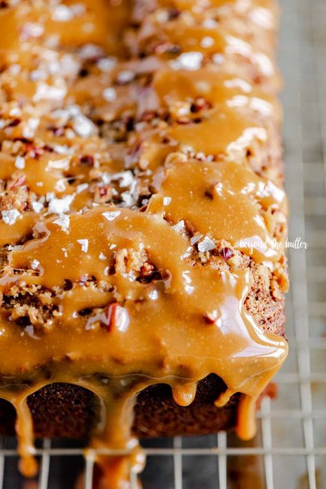 Salted Caramel Banana Nut Bread—a super moist and delicious banana bread with a thick caramel sauce that's not only baked inside, but drizzled all over the top along with chopped pecans and sea salt flakes. It's a must-make recipe anytime of the year! Recipe on BeyondtheButter.com | #bananabread #saltedcaramel #seasaltflakes #banananutbread #beyondthebutter Sea Salt Caramel Banana Bread, Banana Bread With Pecans, Caramel Banana Bread, Banana Desserts, Donuts Recipes, Banana Bread Loaf, Banana Nut Bread Recipe, Nut Bread Recipe, Sweet Bites