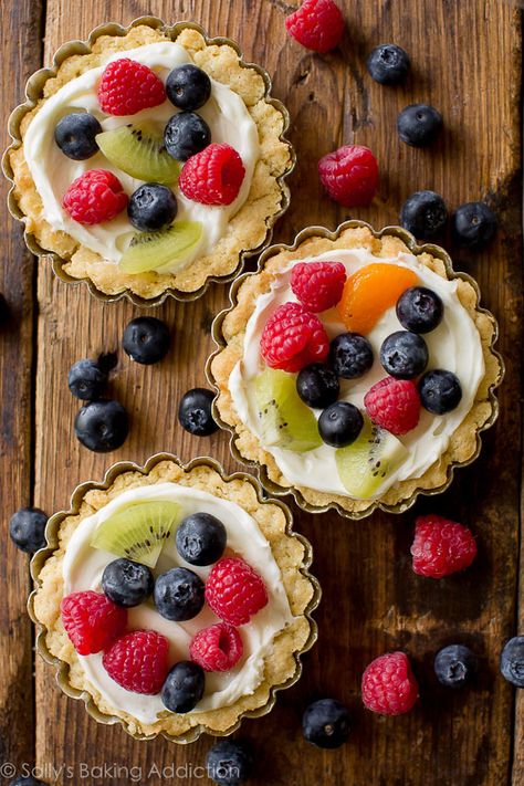 How to make mini fruit tarts with buttery pastry crust and mascarpone cream filling! Recipe and step pictures on sallysbakingaddiction.com Fruit Pizza Cups, Fruit Tart Filling, Luncheon Recipes, Fruit Pizza Sugar Cookie Recipe, Healthy Fruit Pizza, Pizza Sugar Cookie, Mini Fruit Tarts, Fresh Fruit Tart, Sallys Baking