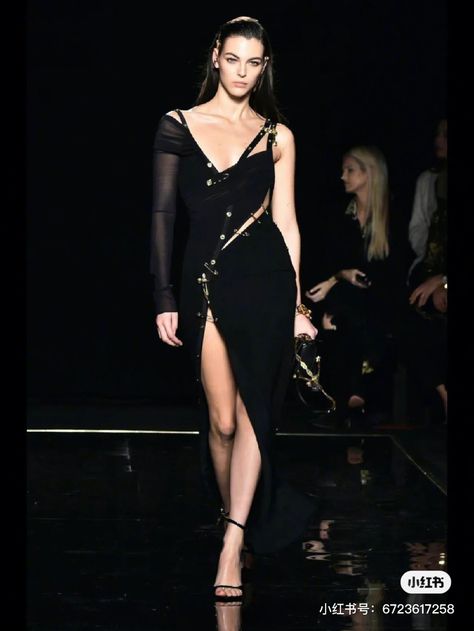 Versace Black Dress, Runway Versace, Safety Pin Dress, Versace Safety Pin, Pin Dress, Dressing Table Ideas, Vittoria Ceretti, Versace Runway, Runway Fashion Couture