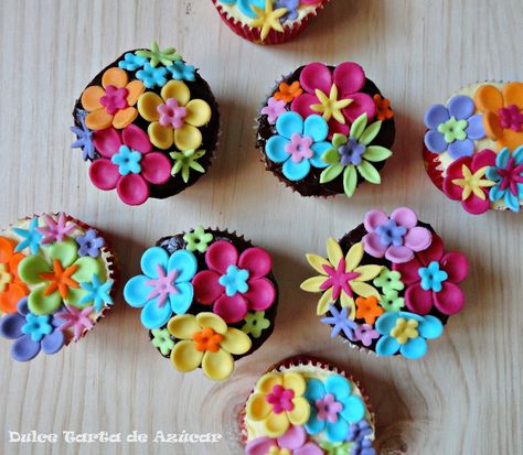 Cupcakes de chocolate y limón decorados con flores de fondant Cupcakes Flores, Cupcakes Design, Cupcakes Fondant, Spring Cupcakes, Unique Cupcakes, Cupcakes Decorados, Gum Paste Flowers, Cupcake Designs, Fondant Flowers