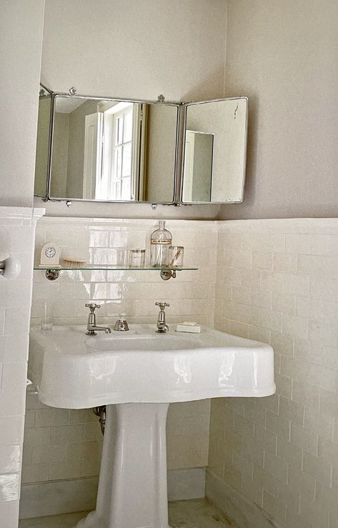 Simple Vintage Bathroom, Pedestal Sink, Main Bathroom, Bathroom Update, Bathroom Inspo, Vintage Bathroom, Guest Bathroom, Interior Inspo, Bathroom Inspiration