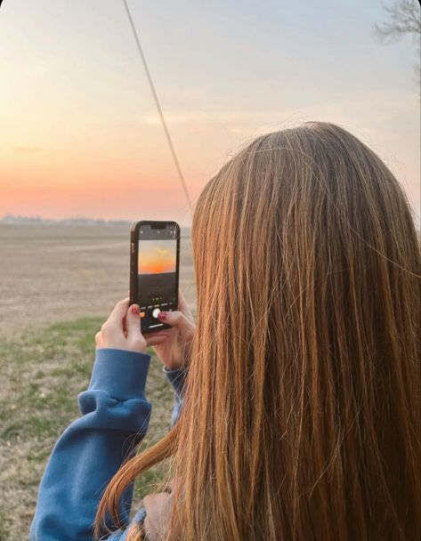 taking a picture of the sunset Take Good Pictures, Taking Pictures Of The Sky, Taking A Picture Of The Sunset, Taking Pictures Of Yourself, Photos To Click With Best Friend, Pictures To Create With Your Best Friend, Pictures To Remake With Your Best Friend, Picture Photo, Taking Pictures