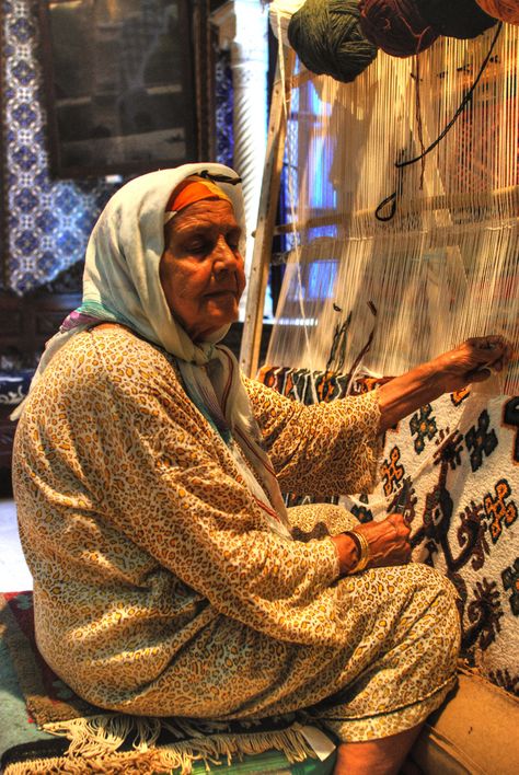 https://flic.kr/p/6V9eM6 | Donna a Kairouan Weaving Tools, Rug Weaving, Master Piece, Natural Area Rugs, Weaving Textiles, Rugs Handmade, Old Woman, Weaving Projects, Visit Website