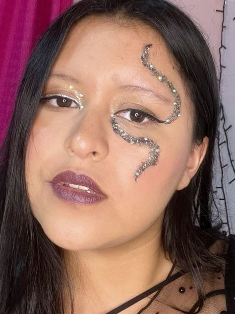 Reputation And Lover Halloween Costumes, Simple Reputation Makeup, Reputation Taylor Swift Eye Makeup, Taylor Reputation Makeup, Rep Makeup Taylor Swift, Reputation Makeup Looks, Reputation Taylor Swift Costume, Reputation Make Up Taylor Swift, Reputation Eras Tour Makeup