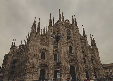 Italy Dark Academia, Dark Academia Architecture, Dark Academia Photography, Aesthetic Dark Academia, Picture Boards, Dark City, Italy Aesthetic, Milan Italy, Academia Aesthetic