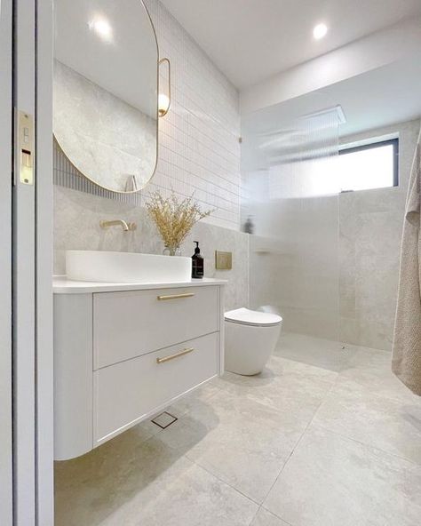 Ezzy Design & Construct on Instagram: "I love everything about this bathroom! . . 📷 @navhomes . #followourbuild #buildjourney #brisbanebuild #newbuildbrisbane #coastalhome #coastalluxe #moderncoastal #buildingdesign #designinspiration #dreamhome #newhome #foreverhome #homedesign #newhomebuild #modernqueenslander #brisbanebuilder #propertydevelopment #brisbaneproperty" Modern Coastal Bathroom, Small Ensuite, Ensuite Design, Simple Bathroom Designs, Bespoke Bathroom, Plain Canvas, Stunning Bathrooms, Ensuite Bathroom, Bathroom Inspiration Decor