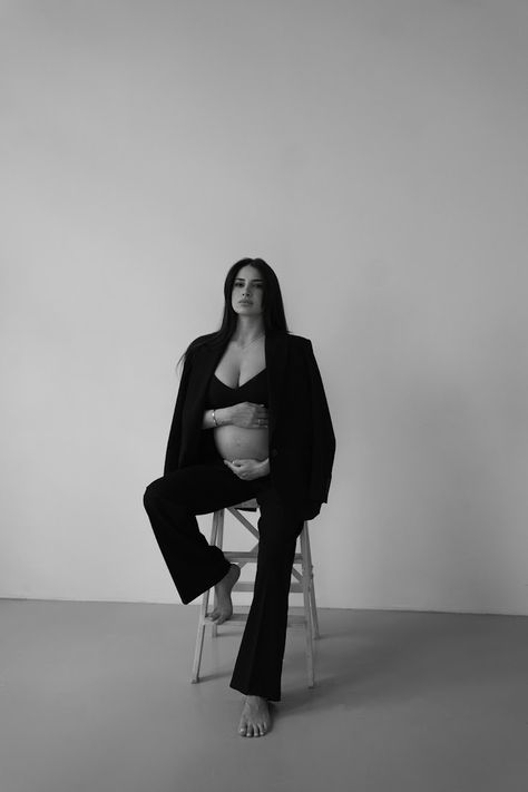 Maternity Photography Black Outfit, Pant Suit Maternity Shoot, Boss Maternity Shoot, Blazer Outfit Pregnant, Black Blazer Maternity Photoshoot, Pregnant Photography Studio, Maternity Suit Photoshoot, Blazer Maternity Shoot, Colorful Maternity Shoot