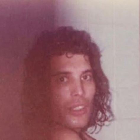 Rare photo of Freddie in the shower 😲😍😍💕❤️ #rare #rarephoto #freddiemercury #farrokhbulsara #brianmay #rogertaylor #johndeacon #70s #80s… Fred Mercury, Queen Meme, Freddy Mercury, Queen Photos, Queen Love, Queen Pictures, Queen Freddie Mercury, John Deacon, Queen Band