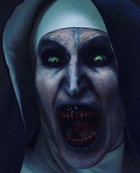 Horror Enthusiast 🔪 on Instagram: “- Coming home from a long day in hope to eat what remains of the pizza and it’s g o n e 💀🍕 #thenun #thenunmovie #valak #bonnieaarons…” Bonnie Aarons, Scary Nun, Nun Art, Evil Nun, Conjuring Universe, Gardening For Dummies, Horror Photos, The Nun, Dark Spirit