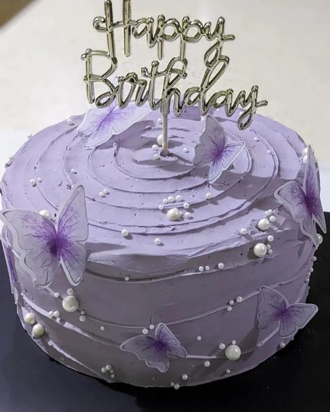 Purple Aesthetic Cake Designs, Purple White Cake Birthday, Purple Cake Inspiration, Purple And White Butterfly Cake, Lavender Cake With Butterflies, Purple Birthday Cake With Butterflies, Purple Themed Cake Ideas, White And Purple Birthday Theme, Sweet Sixteen Cakes Purple