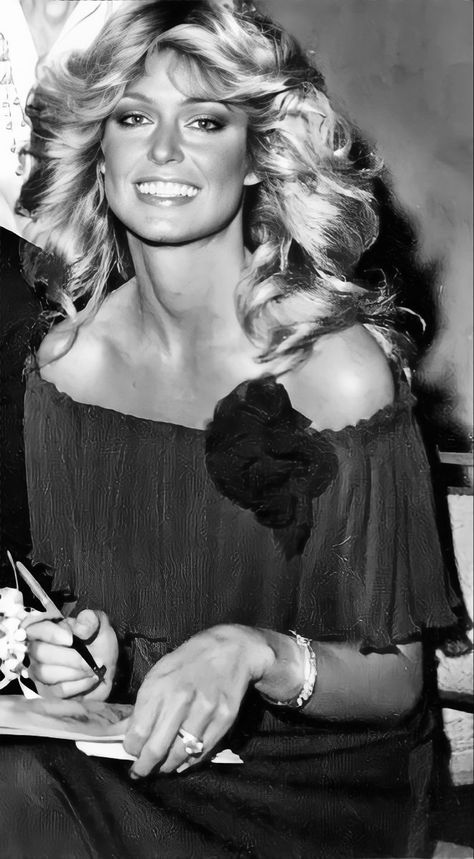 Farrah Fawcett Outfits, Farrah Faucette Haircut, Farrah Fawcett Curly Hair, Farah Fawcett Hair, Farrah Fawcett Photoshoot, Farrah Fawcett Charlie’s Angels Outfits, Classic Style Icons, Older Actresses, Farrah Fawcett Ryan O’neal