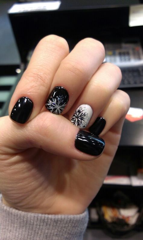 New Year Nails Design 2023 Short, Short Winternails, January Nails Black, December Nails Christmas Short, Christmas Nail Dip Ideas, Christmas Gel Nails Designs Winter, Cute Short Gel Nails Winter, Black Christmas Nails Short, Black Sparkle Nail Designs