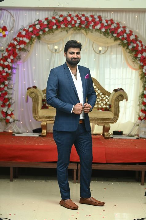 Reception Posses, Groom Stills, Reception Pose, Reception Stills, Engagement Portraits Poses, Marriage Poses, Single Boy, Haldi Ceremony Outfit, Indian Bride Poses