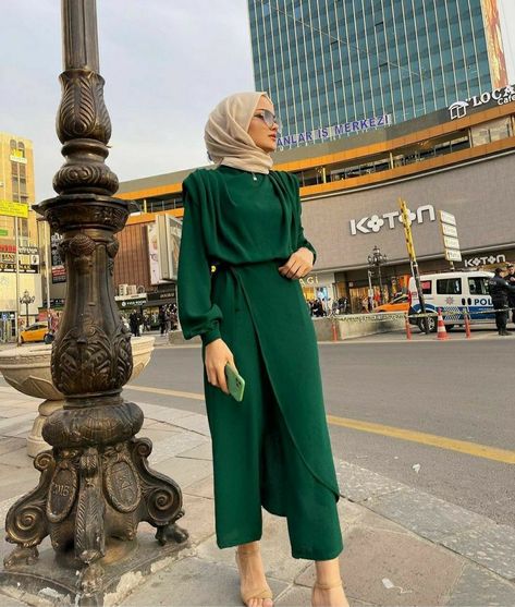 Modest Suit Outfits, Hijab Set Outfit, Soiree Suits For Women Hijab, Graduation Modest Outfit, Modest Graduation Outfit Hijab, Outfit Graduation Hijab, Hijab Jumpsuit Party, Graduation Outfit Hijab, Hijab Chic Classy