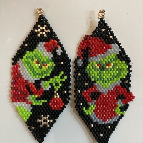 Grinch Beaded Earrings, Grinch Perler Bead Patterns, Bead Art Patterns, Christmas Beaded Earrings, Beaded Christmas Earrings, Grinch Earrings, Crochet Flower Necklace, Brick Stitch Beading, Crochet Necklaces