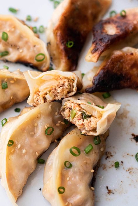 Crispy pan-fried mandu with juicy filling. Mandu Recipe, Asian Dumplings, Beach Recipes, Dim Sum Recipes, Rice Paper Rolls, Scallion Pancakes, Rasa Malaysia, Dumpling Wrappers, Garlic Chives