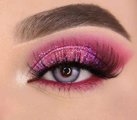 Caterina Triant, using: @bperfectcosmetics @staceymariemua Carnival IV Palette @withlovecosmetics.co Pink Flamingo pressed glitter @anastasiabeverlyhills Lip Palette Shade 12 (waterline) @elfcosmetics Big Mood Mascara @benefitcosmetics @benefitcosmeticsgreece Powmade and 24h Brow setter #caterina_triant #glitter #colourpopme #makeup #makeupideas #beauty #eyeshadowpalette #eyeshadow Makeup Ideas With Glitter, Big Mood Mascara, Make Com Glitter, Pink Glitter Makeup, Purple Makeup Looks, Seasonal Makeup, Pink Eyeshadow Look, Festival Make Up, Color Contacts